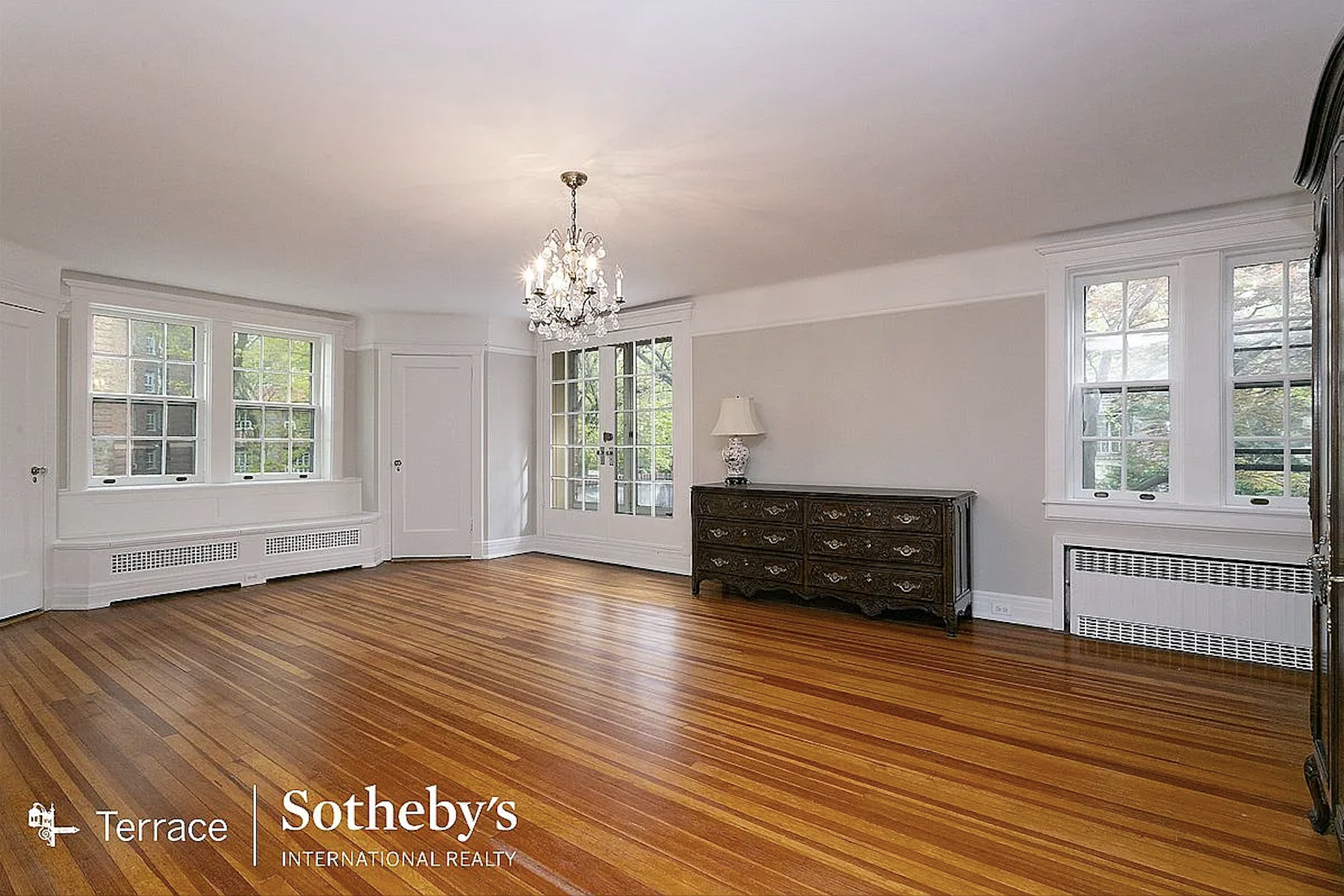 A spacious 5 bedroom Tudor, 20 minutes from NYC.